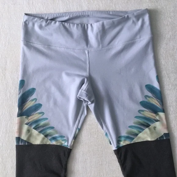 Alo Yoga Goddess Ribbed Legging Woman’s Size Large Tropical Feathers Print/Grey - Picture 2 of 13